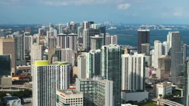 Florida, ABD 'de Miami Brickell şehir merkezi manzarası. Modern Amerikan megapolis 'inde yüksek gökdelen binaları olan gökyüzü çizgisi.