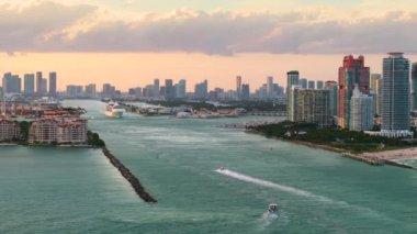 ABD seyahat rotası. Limandan ayrılan okyanus gemisiyle Miami ufuk çizgisi. Tatil konsepti.
