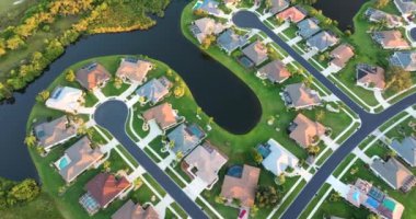 North Port, FL 'deki iskan evlerinin yukarıdan görüntüsü. Amerikan banliyölerinde emlak gelişimine örnek olarak Amerikan rüya evleri.