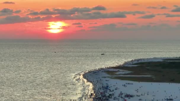 Widok Góry Wieczorem Siesta Key Plaży Białymi Piaskami Pełnymi Turystów — Wideo stockowe