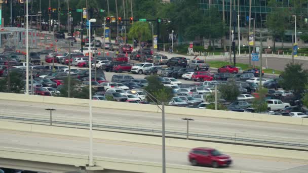 从上面看美国的交通基础设施 佛罗里达州坦帕市美国高速公路快速驾驶车辆的航景 — 图库视频影像