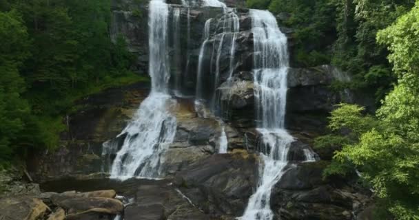 Whitewater Falls Com Queda Água Limpa Pedregulhos Rochosos Entre Bosques — Vídeo de Stock
