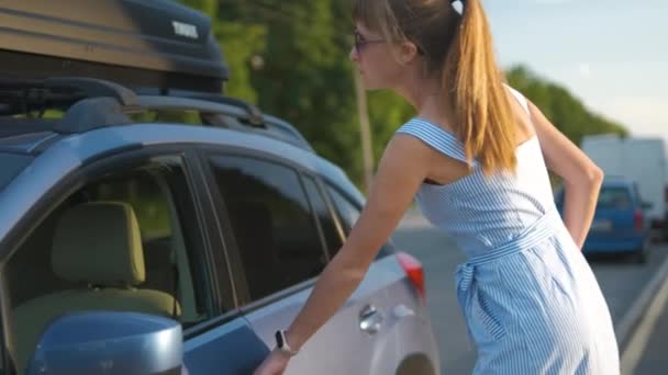 Fiatal Női Sofőr Sétál Város Utcáján Mielőtt Felkészülne Autó Vezetésére — Stock videók