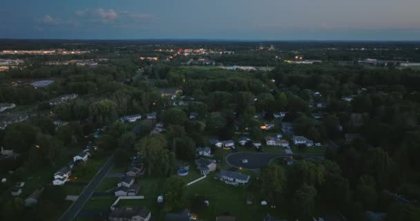 Flygfoto Över Rymliga Upplysta Familjehus Förorten New York Fastighetsutveckling Amerikanska — Stockvideo