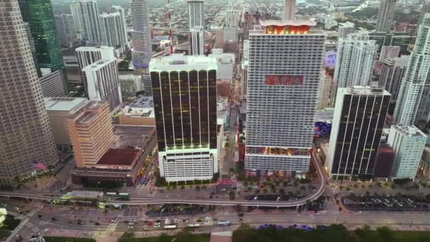 米国フロリダ州マイアミ ブリッケル市のダウンタウン地区 現代アメリカのミッドタウンで車とメトロレールの交通を持つ高層ビルと通り — ストック動画