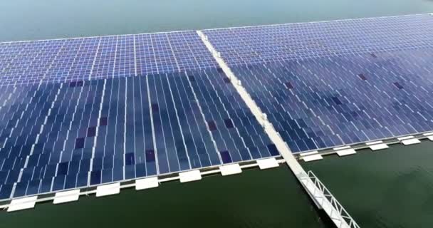 Schwimmende Sonnenkollektoren Nachhaltigen Kraftwerken Zur Erzeugung Sauberer Elektrischer Energie Konzept — Stockvideo