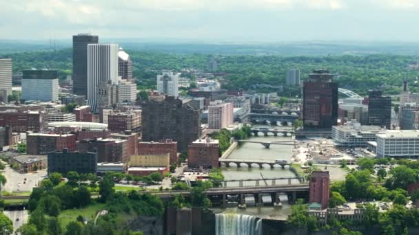 纽约罗切斯特市的高瀑布区的空中景观 纽约北部历史上东北部建筑的城市天际线 — 图库视频影像