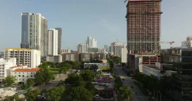 Amerikan kentsel alanındaki yeni yerleşim yerlerinin hava görüntüsü. Miami, Florida 'da endüstriyel inşaat alanında vinçler. ABD 'de konut büyümesi kavramı.