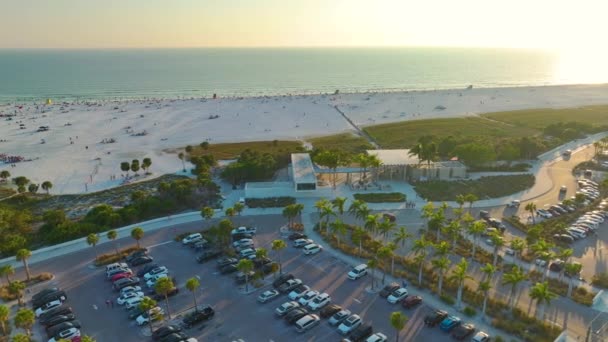 米国サラソータの有名なシエスタキービーチの前に観光客車のための駐車場 日没の暖かいフロリダで人気のバケーションスポット — ストック動画
