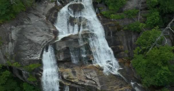 ナンタラ国立森 ノースカロライナ州のホワイトウォーターフォールズ 緑豊かな森の間に岩盤から落ちる透明な水 — ストック動画