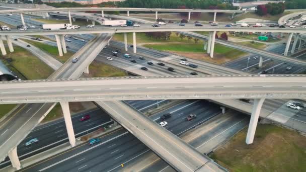 美国高速公路与快速驾驶的汽车和卡车的交叉口 从上面看美国的交通基础设施 — 图库视频影像