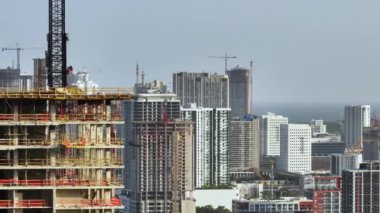 Amerikan kentsel bölgesinde yüksek katlı bir konutun inşaatı. Miami, Florida 'da sanayi kulesi vinç kaldırıyor. ABD 'de konut büyümesi kavramı.