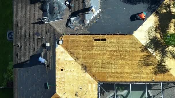 住宅の民家屋根に古いアスファルトのシェルを除去する建設作業員 フロリダの自宅のルーフトップ修理 不動産開発コンセプト — ストック動画