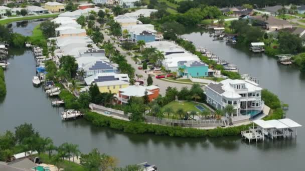 佛罗里达州西南部绿色棕榈树之间昂贵的滨水房屋 美国的优质住房开发 — 图库视频影像