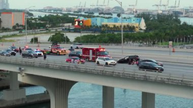 Miami, Florida 'daki Amerikan caddesinde trafik kazasına ilk müdahale ekipleri ve araçlar cevap veriyor. Acil servis, ABD 'de köprü yolu kazasındaki kurbanlara yardım ediyor..