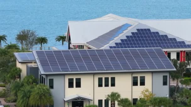 Bürogebäude Florida Mit Solardach Blaue Photovoltaik Module Zur Erzeugung Sauberer — Stockvideo