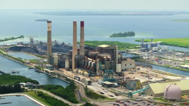 化石燃料用于能源生产 佛罗里达州坦帕附近阿波罗海滩的大弯曲电站的空中景观 生产电力的主要燃煤发电厂 — 图库视频影像