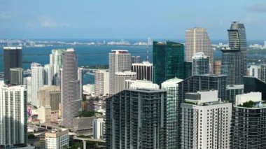 Miami Brickell, Florida, ABD. Şehir merkezindeki beton ve cam gökdelen binaların yukarıdan görüntüsü. Güneşli bir günde iş dünyasının finans bölgesiyle Amerikan megapolis 'i.