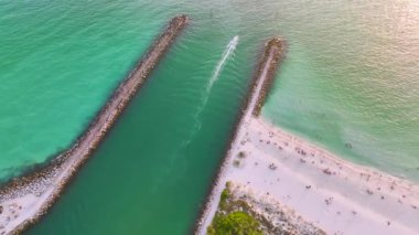 Narin beyaz kumlu Nokomis plajı ve Sarasota 'da Kuzey ve Güney Jetty, ABD. Birçok insan sıcak körfez suyunda banyo yapmaktan ve sıcak Florida güneşinin altında bronzlaşmaktan keyif alıyor..
