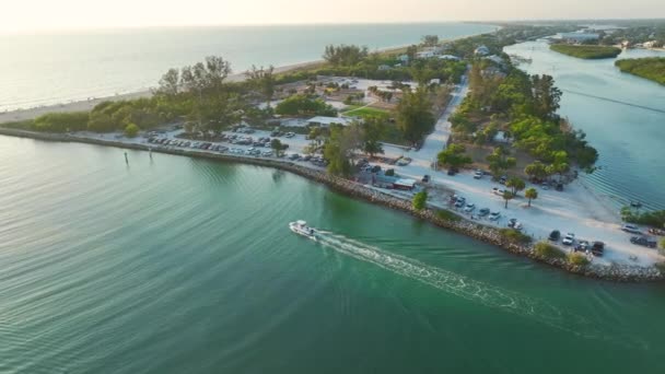 Parking Pour Les Voitures Tourisme Face Plage Océan Avec Sable — Video