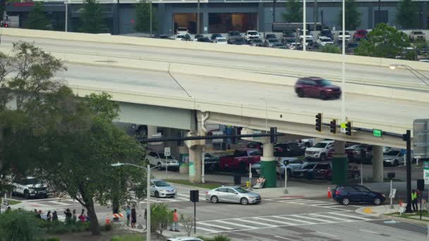 Pedestrians People Walking Crosswalk Traffic Jam Cars Driving Slowly Florida — Stock Video