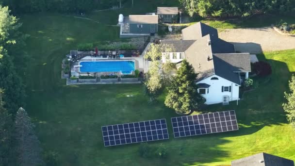 在郊区的后院地面上安装了太阳能光电电池板 用于生产清洁的生态电能 自主住房的概念 — 图库视频影像