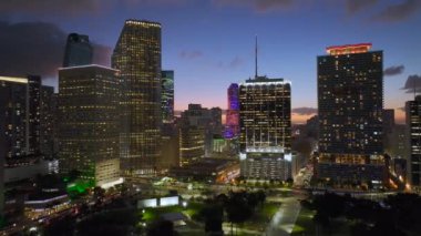 Florida, ABD 'de Miami Brickell şehir merkezindeki gökdelen binaları. Amerikan megapolis 'i ve geceleri finans bölgesi..