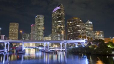 Florida 'nın Tampa şehrinde şehir merkezindeki yüksek gökdelen binaları aydınlık. Amerikan megapolis 'i ve geceleri finans bölgesi..