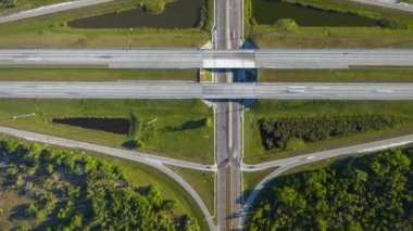 Otoyol çıkış kavşağının zaman çizelgesi hızlı giden trafik arabaları ve kamyonlarla dolu. ABD 'de eyaletler arası ulaşım altyapısı.