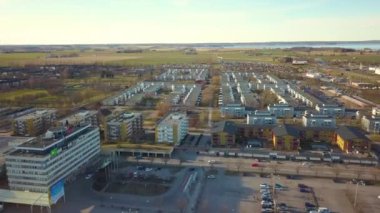 Linkoping City, İsveç 'teki en iyi apartman manzarası. Sakin bir mahallede aile evleri. İskandinav banliyölerinde gayrimenkul geliştirme.