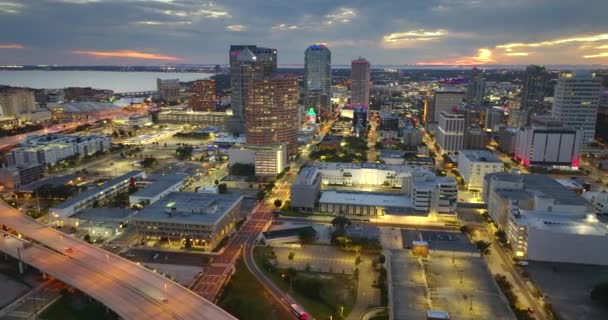 Tampa Florida Centro Ciudad América Atardecer Con Edificios Altos Iluminados — Vídeos de Stock