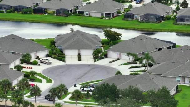 高档的郊区住宅 有很大的后院和绿色的草坪 佛罗里达州萨拉索塔郊区无计划扩张地区的私人住宅 — 图库视频影像