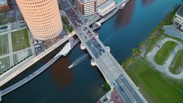 米国フロリダ州のタンパ市の中心街の都市景観 高層ビルや近代的なアメリカのメガポリスのトラフィックを持つ通りとスカイライン — ストック動画