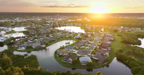 富裕的滨水住宅区 日落时分 佛罗里达州西南部富饶的郊区有昂贵的住宅 — 图库视频影像