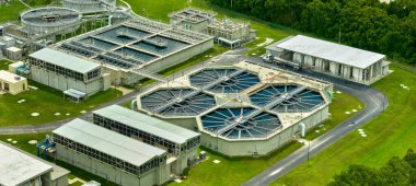 Kentsel atık su arıtma tesisindeki modern su temizleme tesisinin havadan görüntüsü. İstenmeyen kimyasalların, askıya alınmış katı maddelerin ve gazların kirlenmiş sıvılardan çıkarılması süreci.