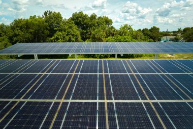 Güneş panellerinin havadan görünüşü park yerinin gölgelik çatısı olarak yerleştirildi. Etkili temiz elektrik üretimi için park edilmiş arabalar için. Fotovoltaik teknoloji şehir altyapısına entegre edildi.