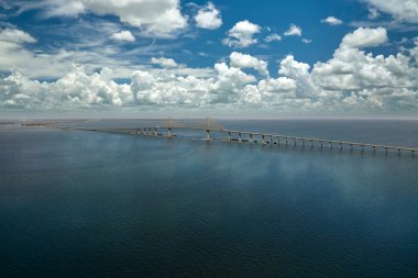 Florida 'daki Tampa Körfezi üzerindeki Sunshine Skyway Köprüsü' nün hava görüntüsü. Ulaşım altyapısı kavramı.