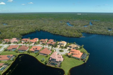 Doğal afet sonrası. Etrafı Ian Kasırgası ile çevrili sel suları Florida yerleşim bölgesindeki evleri sarıyor.