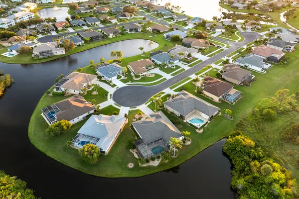 Luftaufnahme Von Privathäusern Florida Wohngebiet Bei Sonnenuntergang Neue Einfamilienhäuser Als lizenzfreie Stockbilder