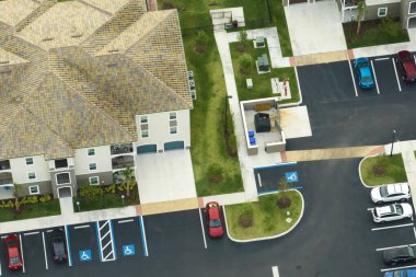 Arabalar Florida 'nın banliyö bölgesinde yeni apartman dairelerinin park yerine park edilmiş. Sakin bir mahallede aile evleri. Amerikan banliyölerinde gayrimenkul geliştirme.