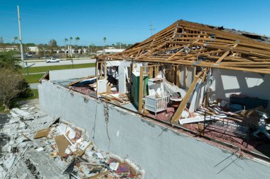 Florida 'daki Ian Kasırgası' ndan sonra evin çatısı ve duvarları hasar görmüş. Doğal afetin sonuçları..