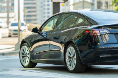 Miami caddesinde elektrikli araba. Florida 'da trafik ışıklarıyla kavşakta araba süren bir trafik..