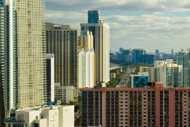 Sunny Isles Sahili 'ndeki Atlantik Okyanusu kıyısında pahalı oteller ve daireler. Güney Florida 'daki Amerikan turizm altyapısı.