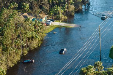Şiddetli sağanak yağıştan sonra Florida 'da sel basmış yol. Tahliye araçlarının hava görüntüsü ve banliyö yerleşim bölgesindeki su evleri ile çevrili..