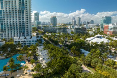 Florida tatil beldesi. Güney Sahili mimarisi. Yüksek lüks otelleri ve apartmanları olan Miami Beach City. Güney Florida, ABD 'deki turizm altyapısı.