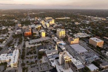 Sarasota, Florida, gün batımında. Yüksek katlı ofis binaları olan Amerikan şehir mimarisi. Florida 'da gayrimenkul geliştirme. ABD seyahat hedefi.