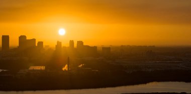 Florida, ABD 'nin Tampa şehrinin şehir merkezindeki şehir batımı manzarası. Modern Amerikan megapolis 'inde yüksek gökdelen binaları olan dramatik bir siluet..
