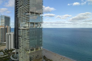 Sunny Isles Beach City 'deki Atlantik Okyanusu kıyısındaki lüks otellerin ve apartmanların manzarası. Güney Florida 'daki Amerikan turizm altyapısı.