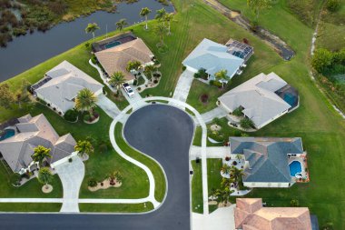 Florida 'da tek kişilik liman evleri var. Amerikan banliyölerinde gayrimenkul geliştirme.