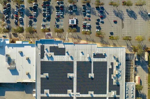 Електричні Фотоелектричні Сонячні Панелі Встановлені Даху Торгового Центру Виробництва Зеленої Стокове Зображення